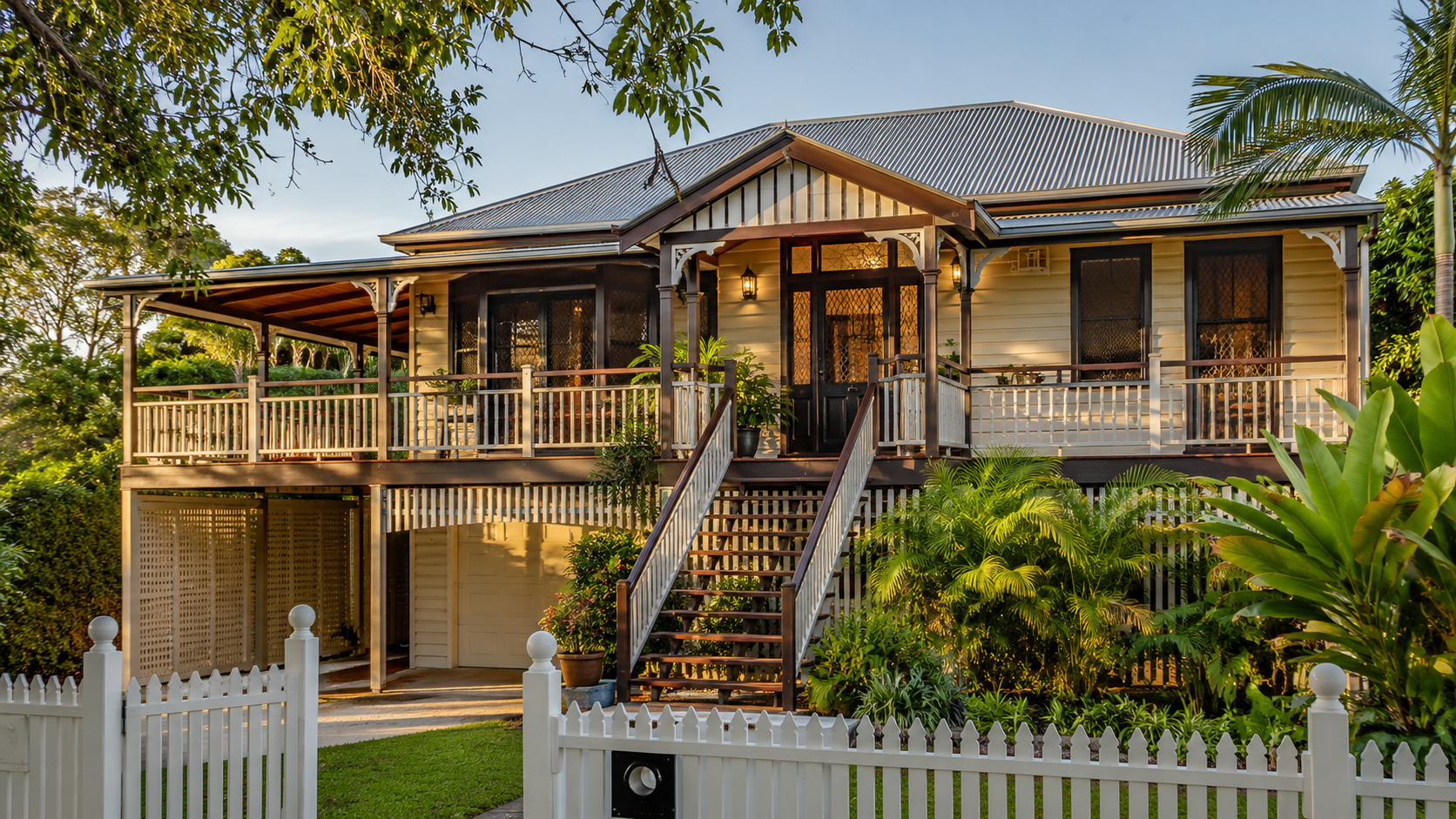 Traditional Queenslander Home Fitted With Modern Crimsafe Security Screens.
